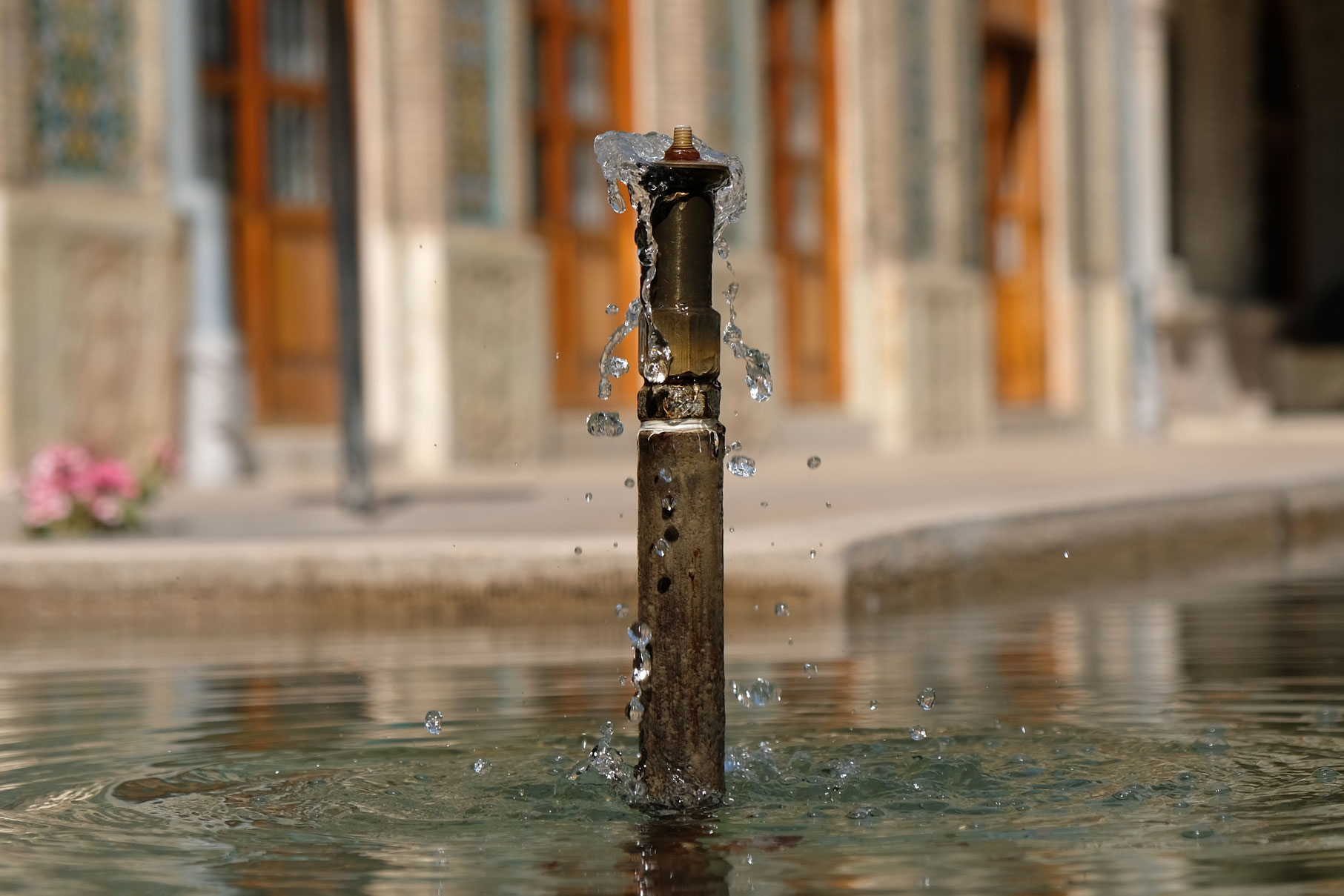 Ein Springbrunnen in einem Teich