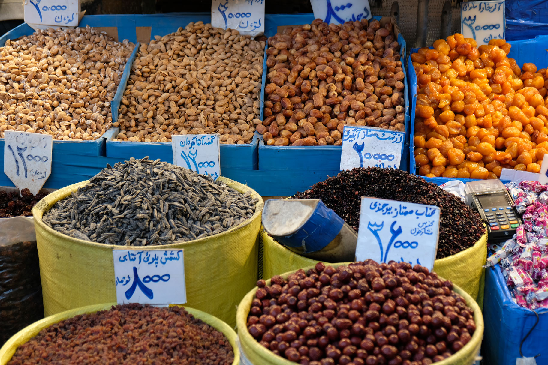 Marktstand mit Datteln und Rosinen