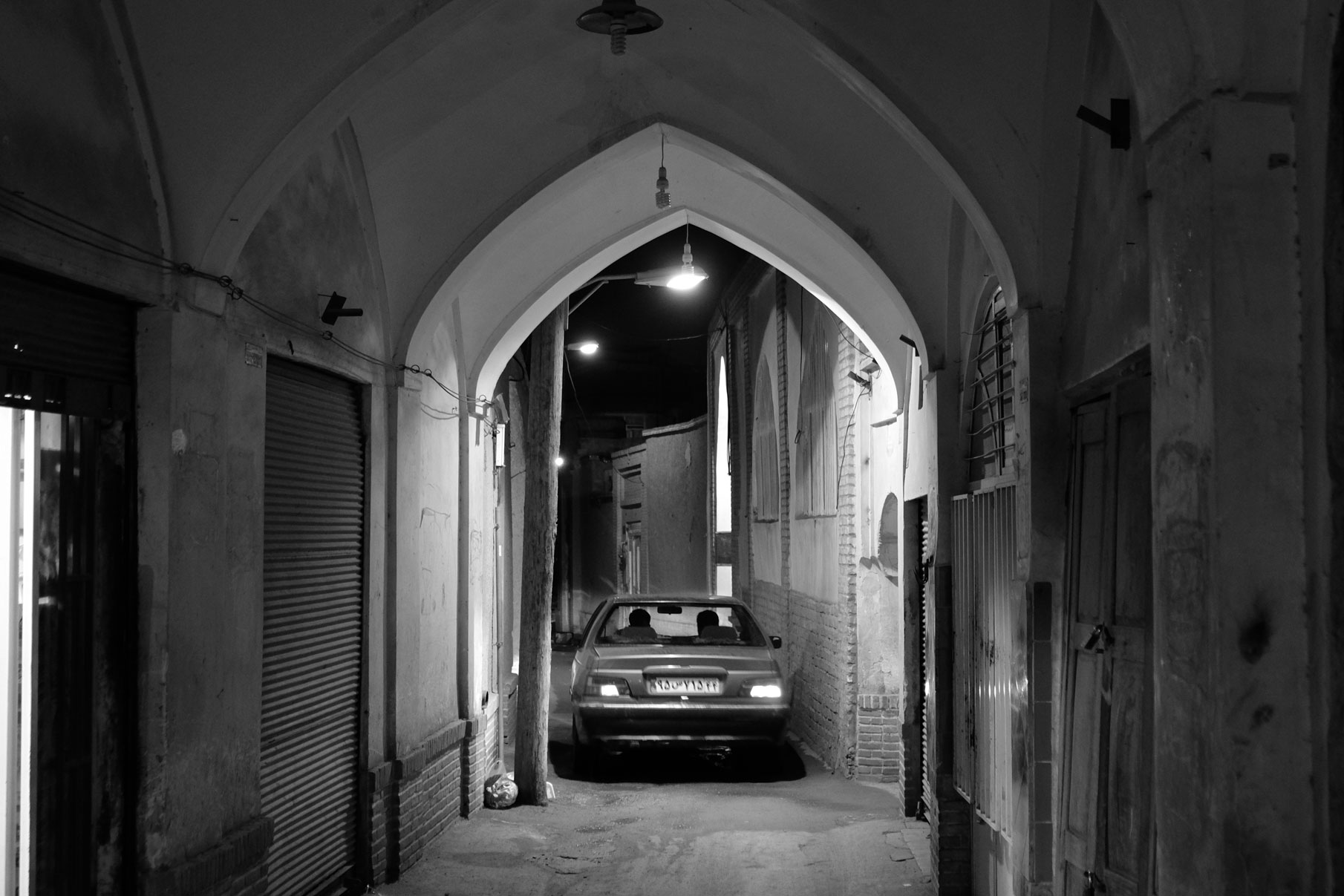 Ein Auto fährt durch eine enge Gasse