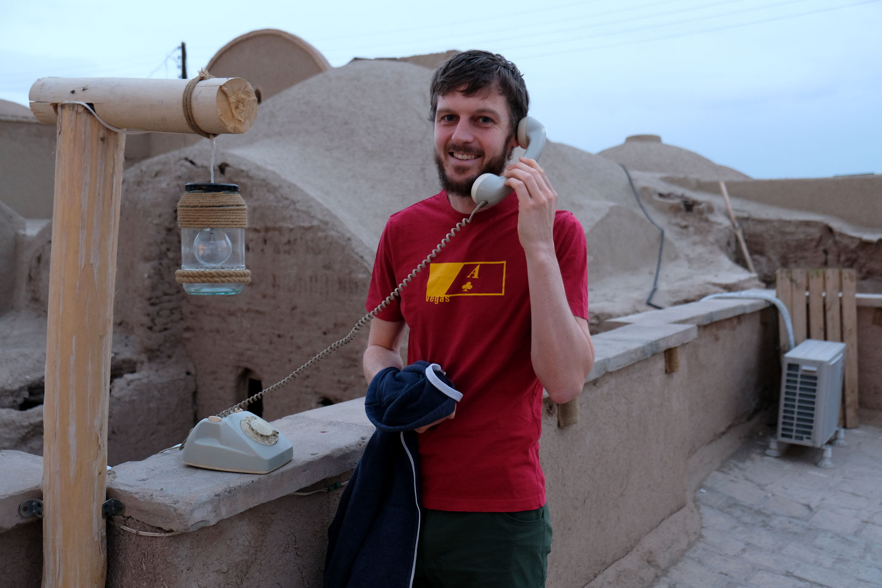 Sebastian telefoniert mit einem Festnetztelefon