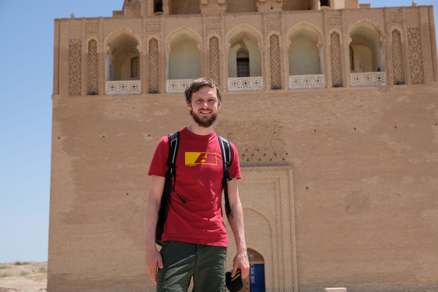 Sebastian vor dem Mausoleum von Sultan Sanjar in Merv