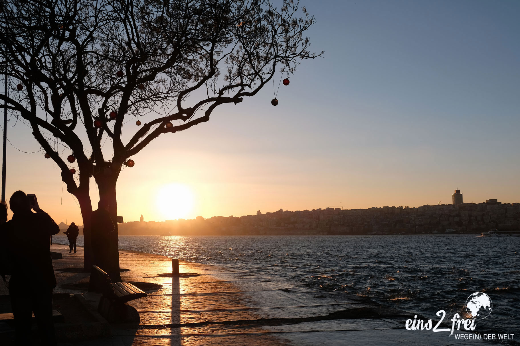 Sonnenuntergang über dem Bosporus in Istanbul