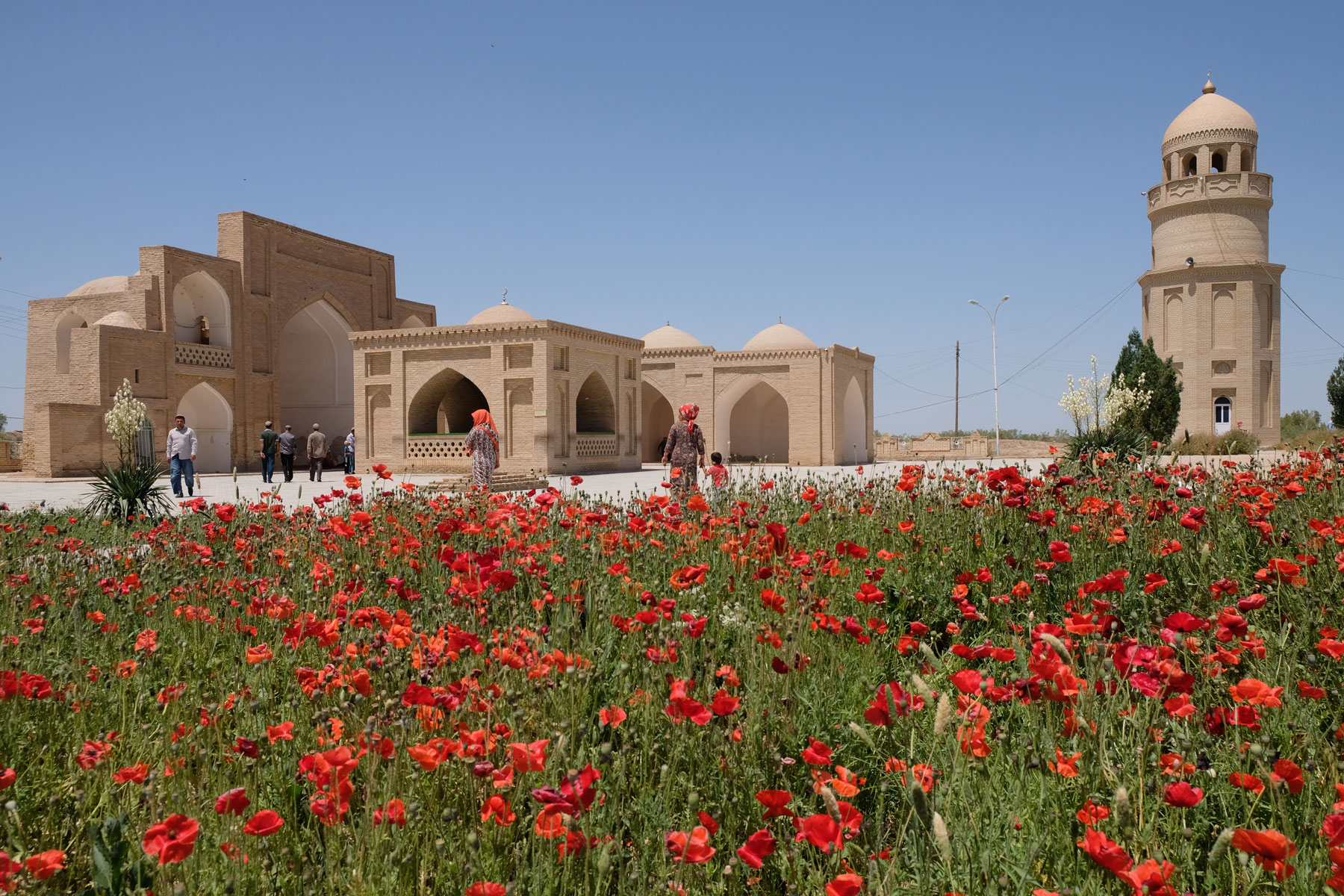 Mausoleum und eine Wiese voll Klatschmohn