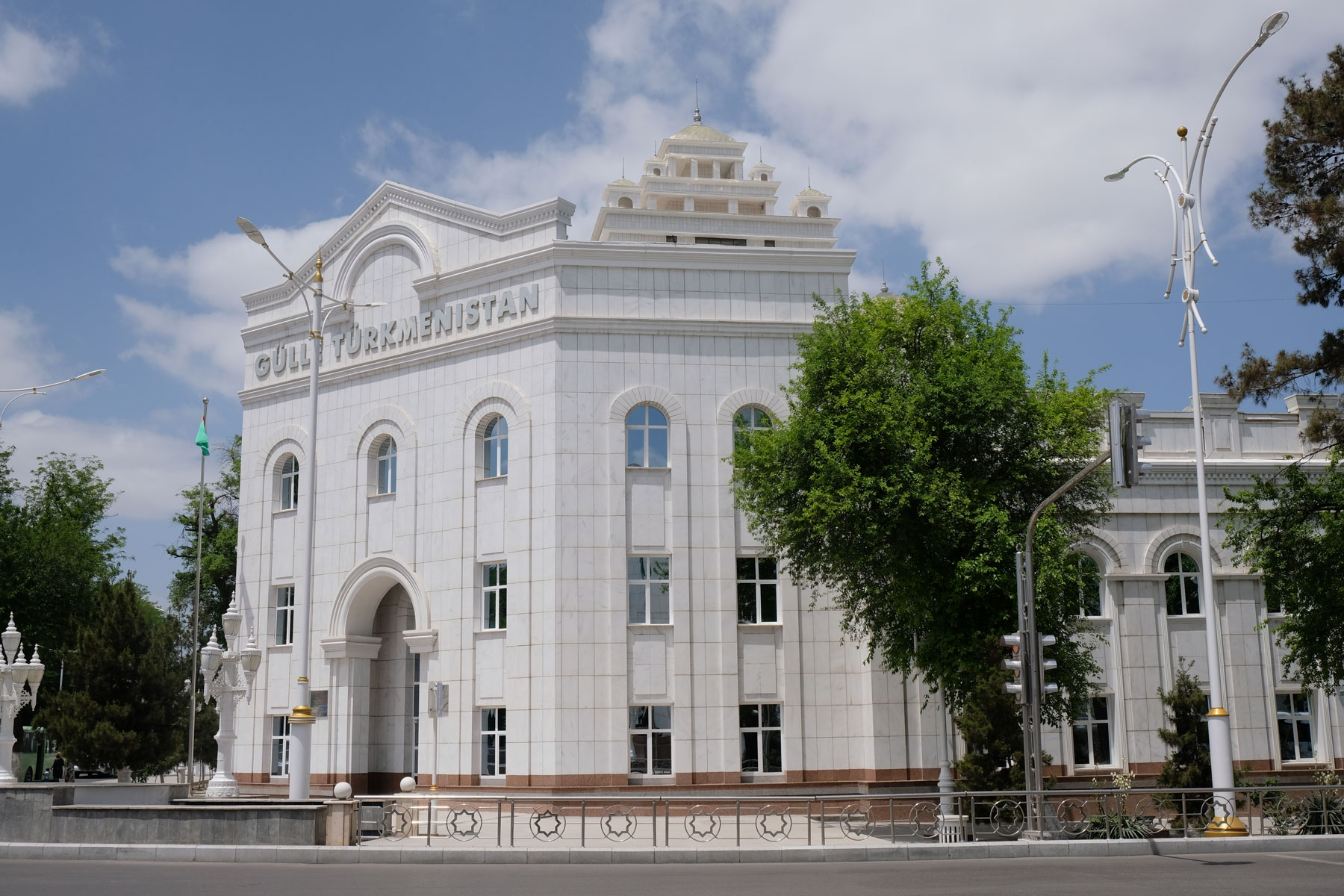 Ein mit Marmor verkleidetes Gebäude in Aşgabat