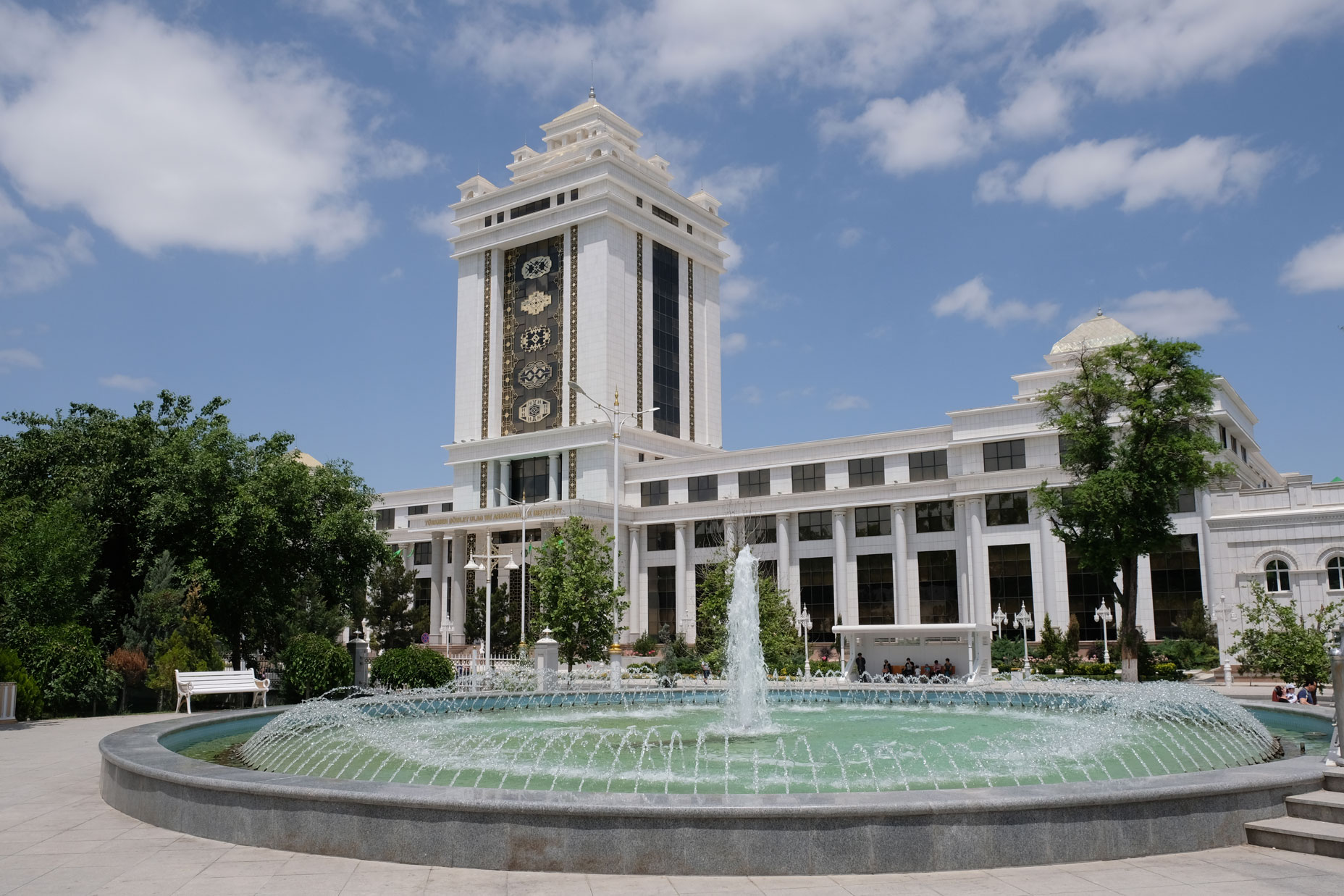 Ein Springbrunnen vor einem mit Marmor verkleideten Gebäude in Aşgabat