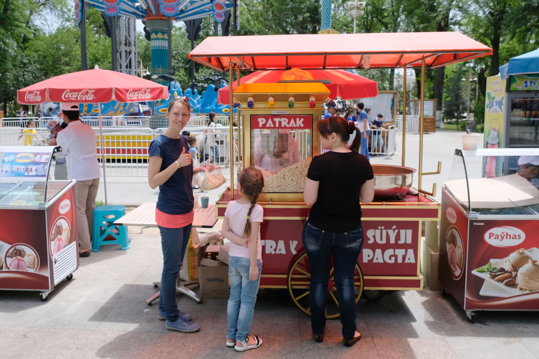 Leo neben einem Popcornstand