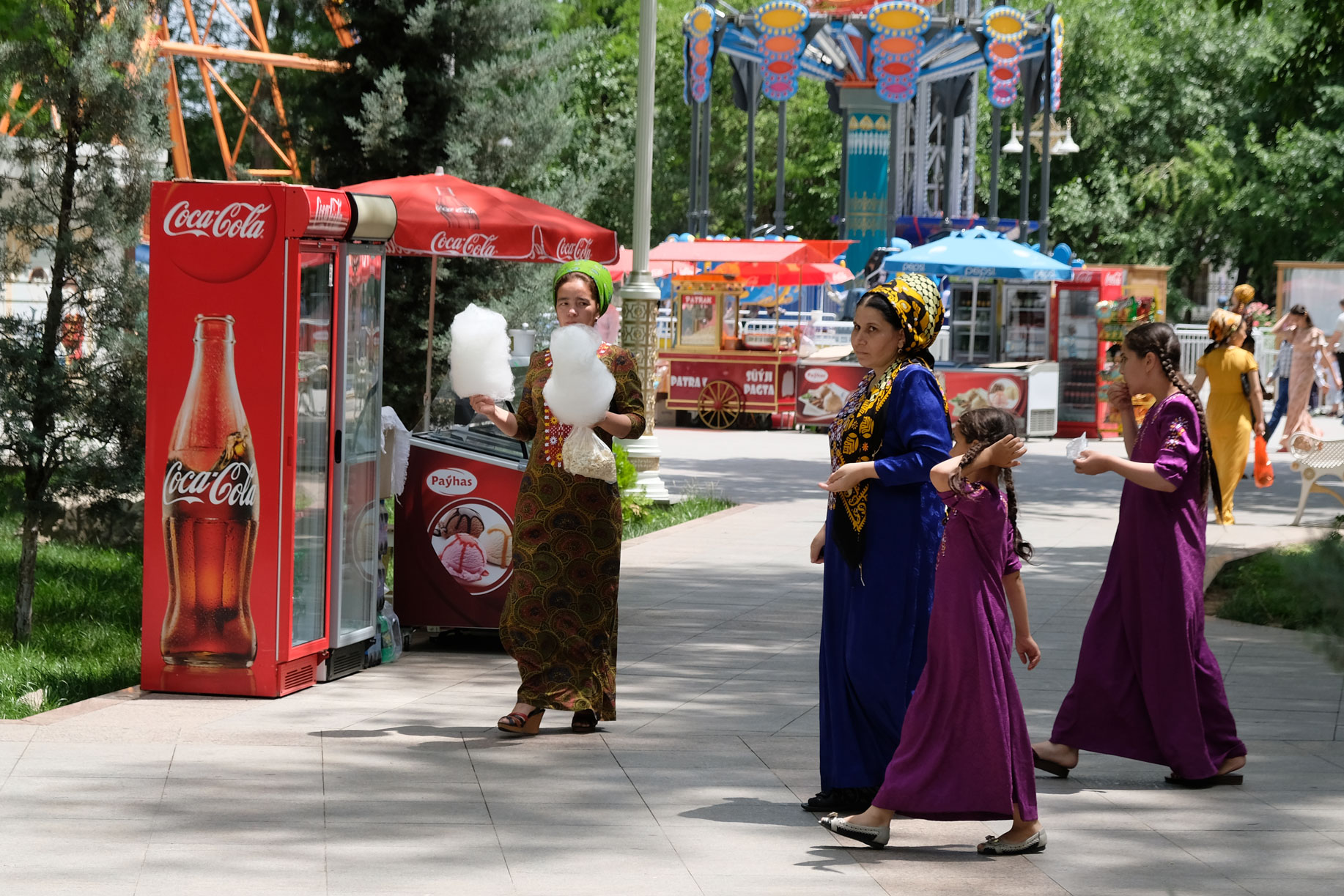 Frauen in Aşgabat mit Zuckerwatte