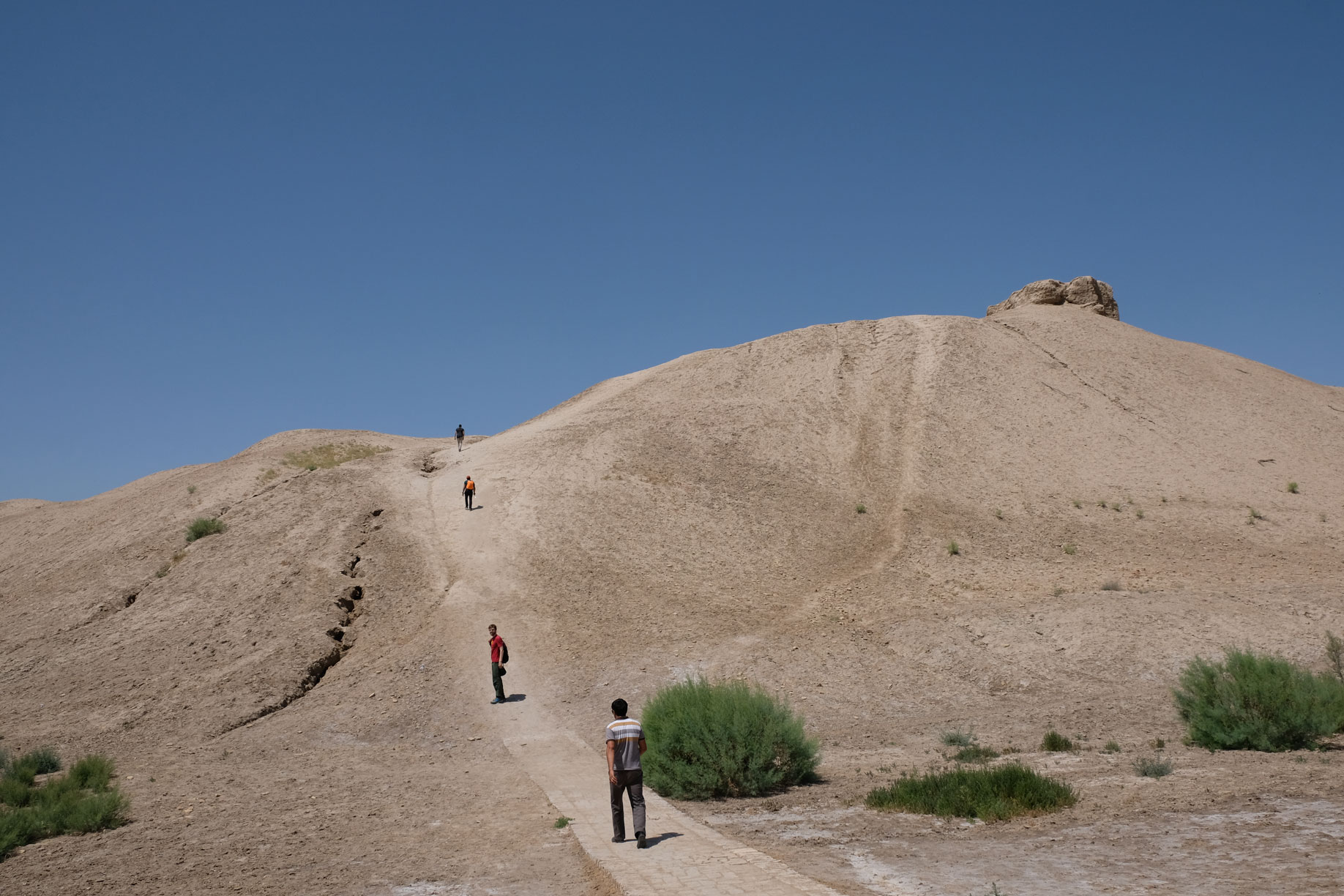 Menschen gehen auf einen Berg