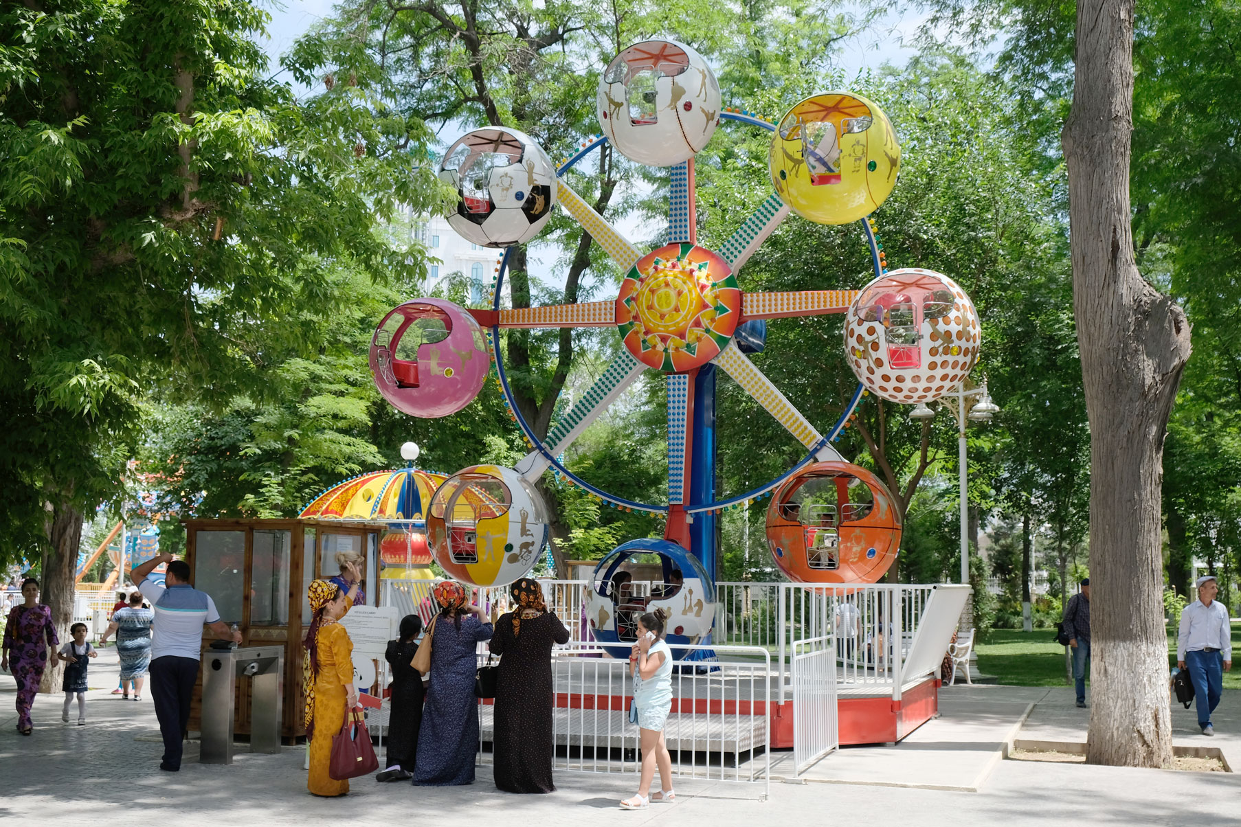 Menschen vor einem kleinen Riesenrad