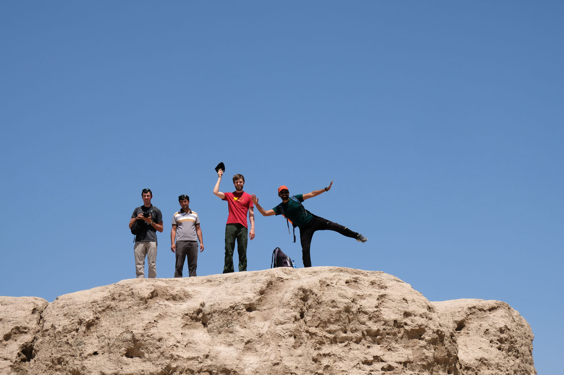 Sebastian mit Nicolas, Vigli und Yogesh auf einem Berg