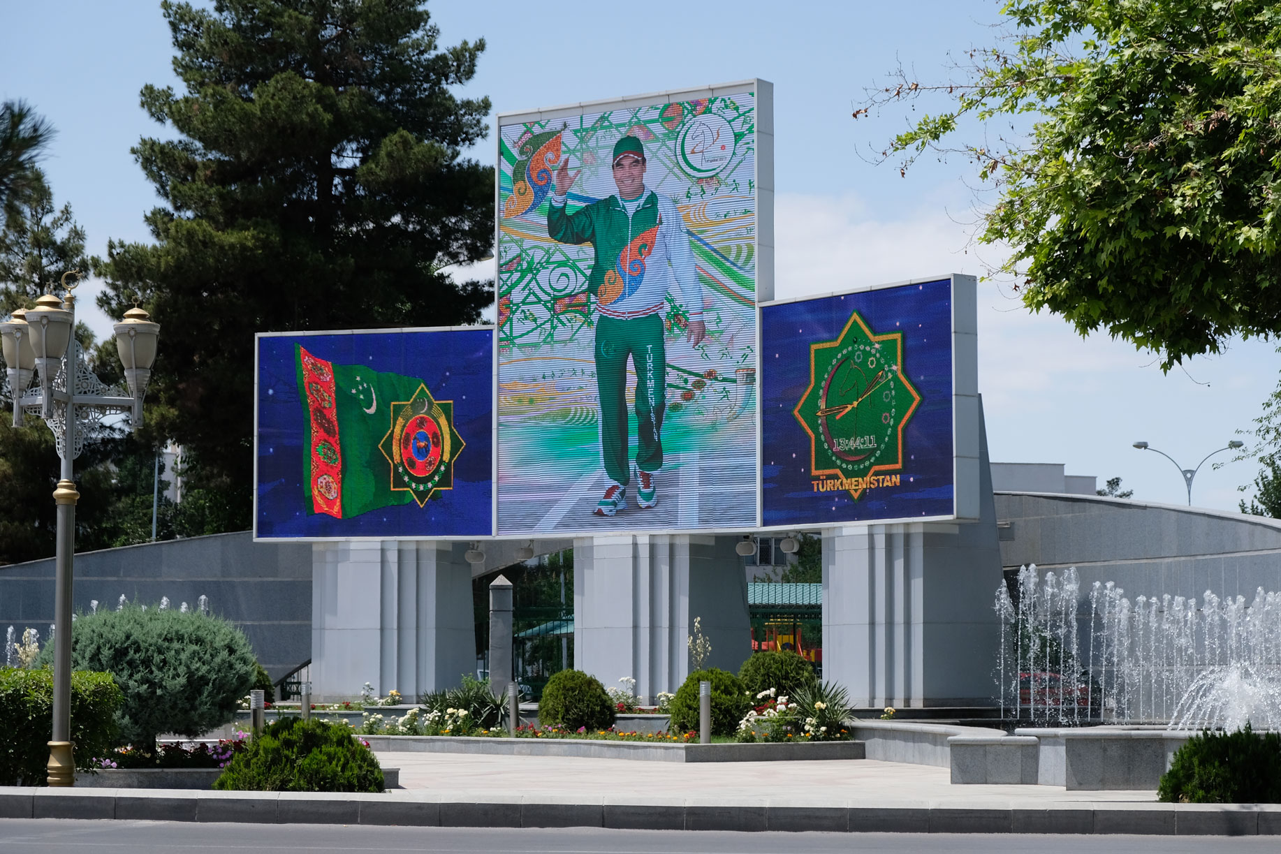 Plakat, auf dem der turkmenische Präsident Gurbanguly Berdimuhamedow zu sehen ist