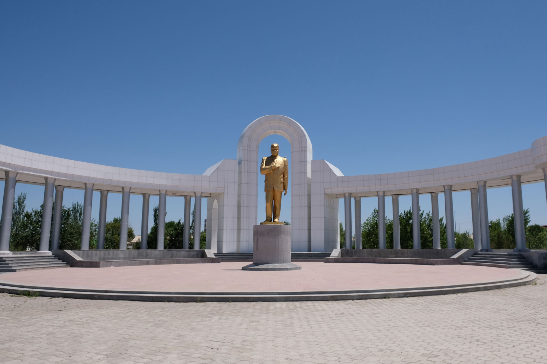 Goldene Statue vom vom turkmenischen Präsident Gurbanguly Berdimuhamedow