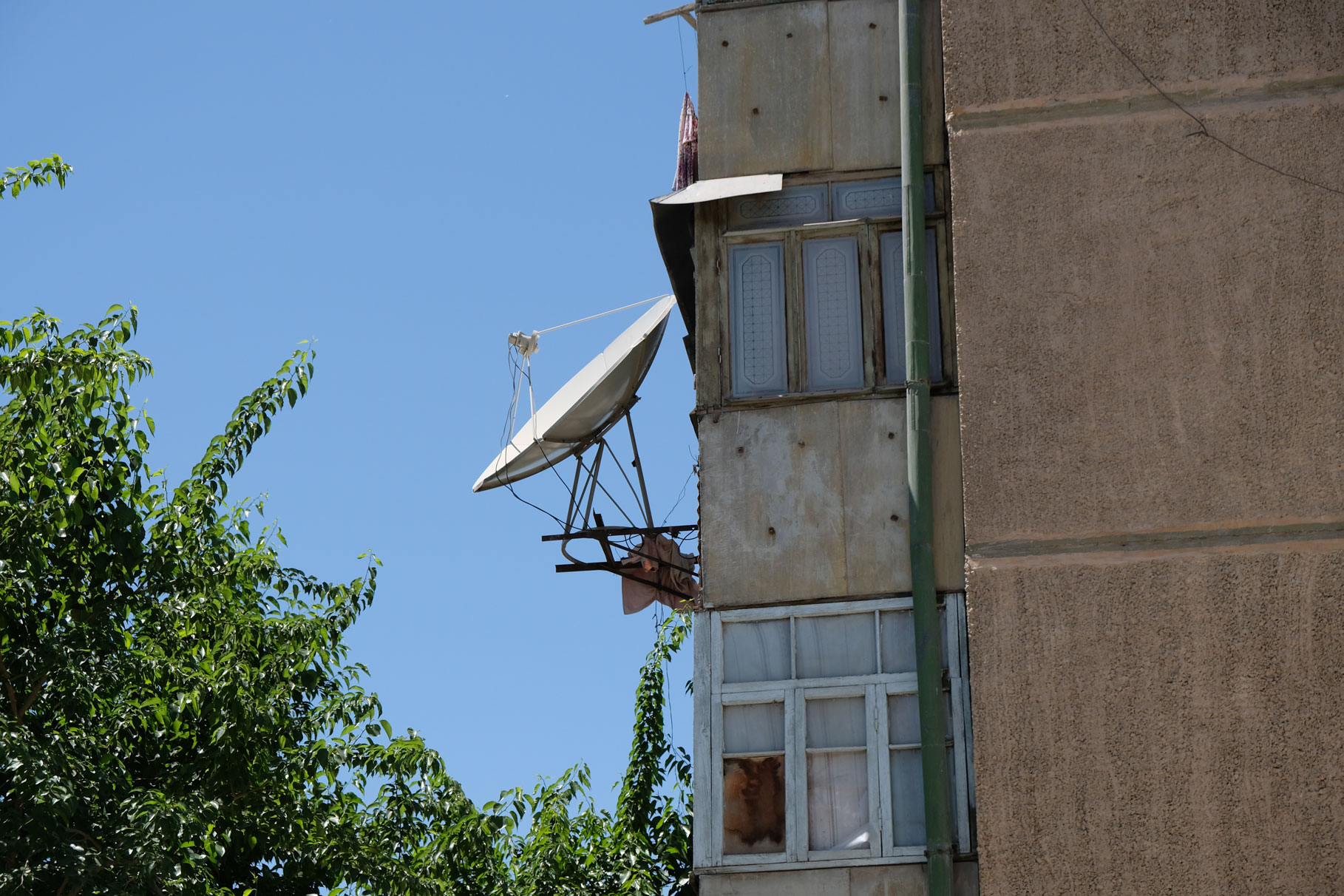 Wohnhaus mit Satellitenschüssel