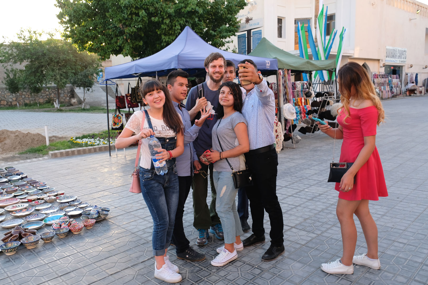 Sebastian macht ein Selfie mit Jugendlichen in Buchara