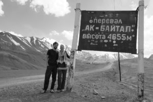 Sebastian und Leo neben einem Schild, dass eine Höhe von 4.655 Metern ausweist