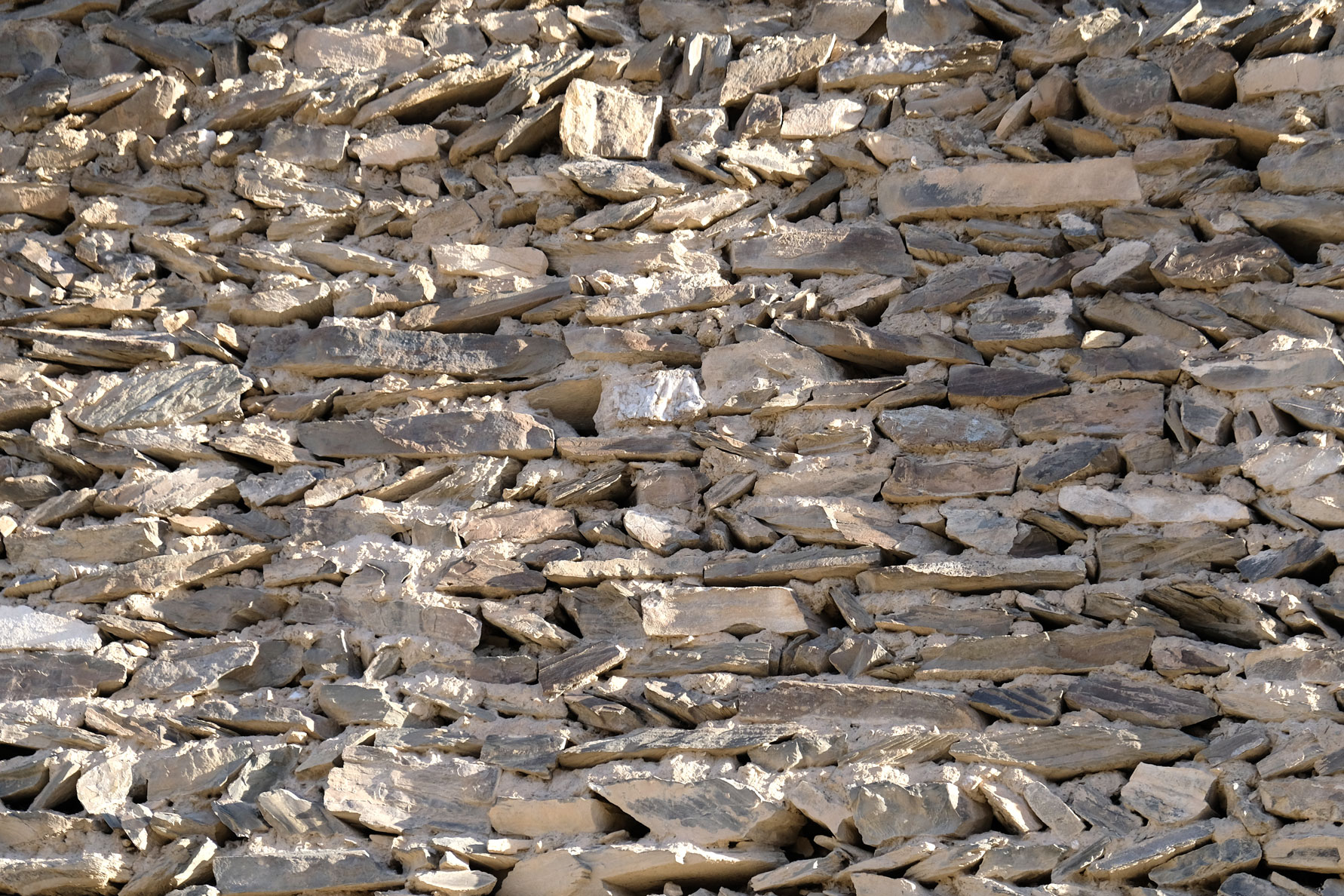 Mauer aus aufgeschichteten Steinen