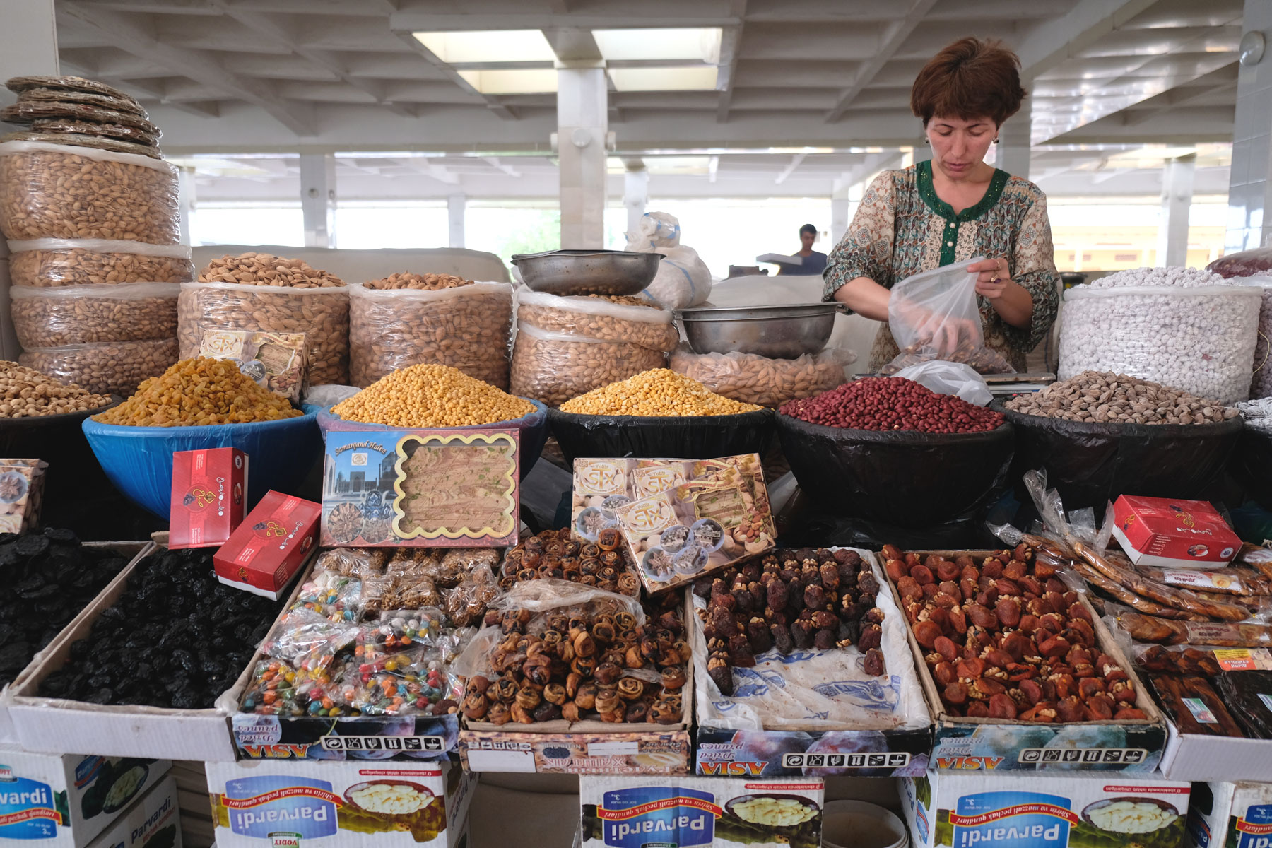 Trockenfrüchten und Nüssen auf einem Marktstand