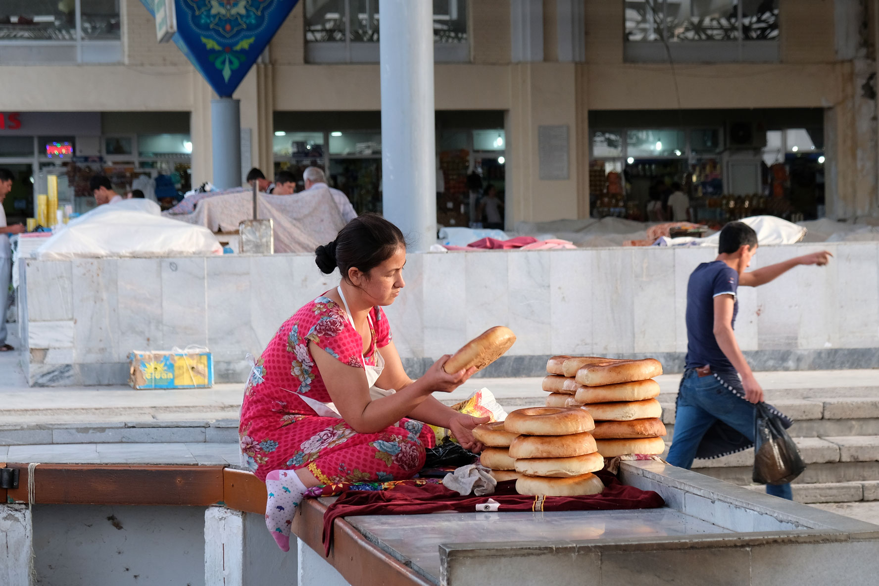 Eine Frau verkauft Brot auf dem Basar von Samarkand