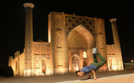 Sebastian macht Akrobatik vor dem Registan in Samarkand