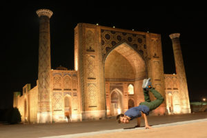 Sebastian macht Akrobatik vor dem Registan in Samarkand