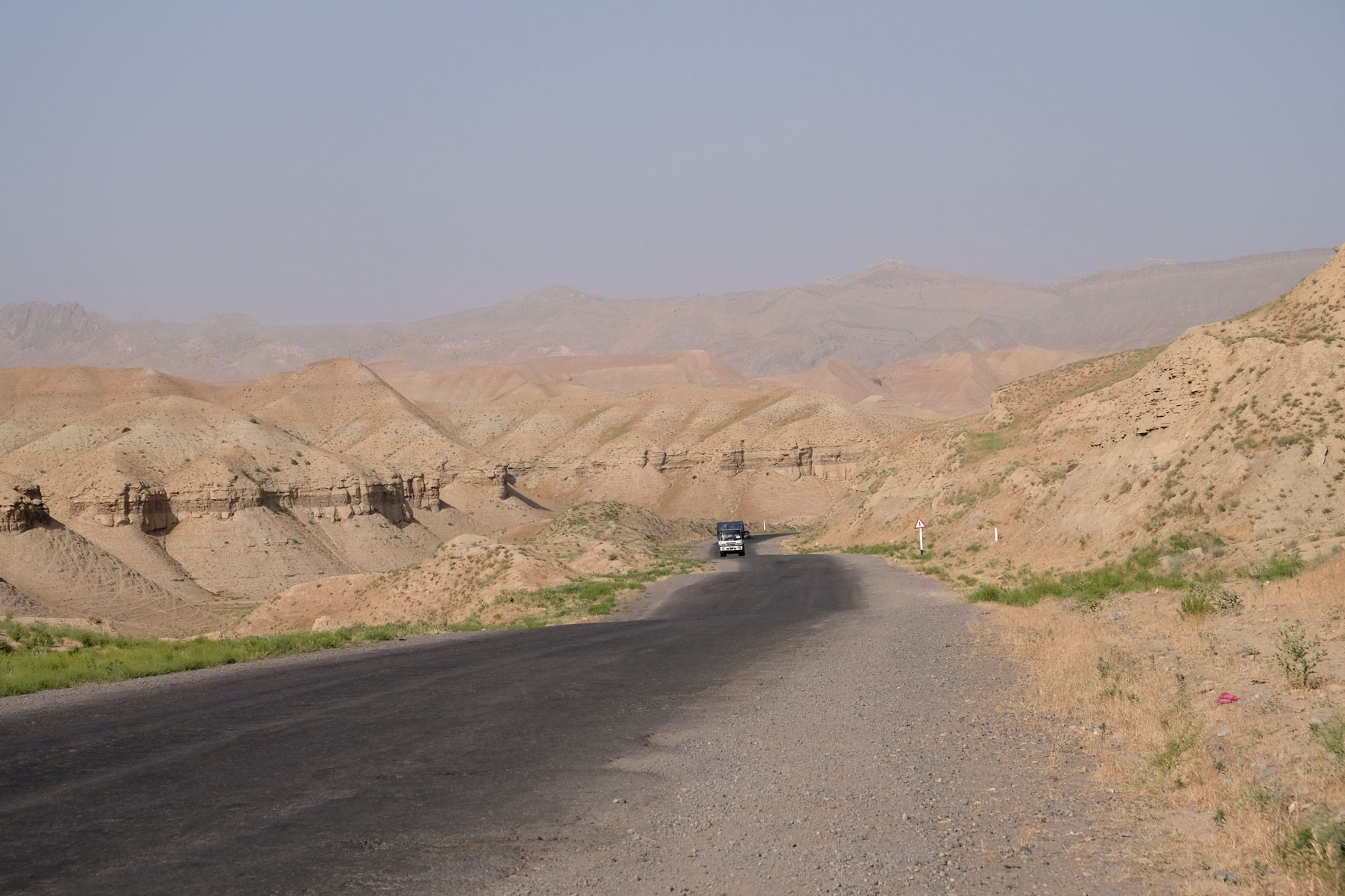 Gebirgsstraße bei Denov in Usbekistan