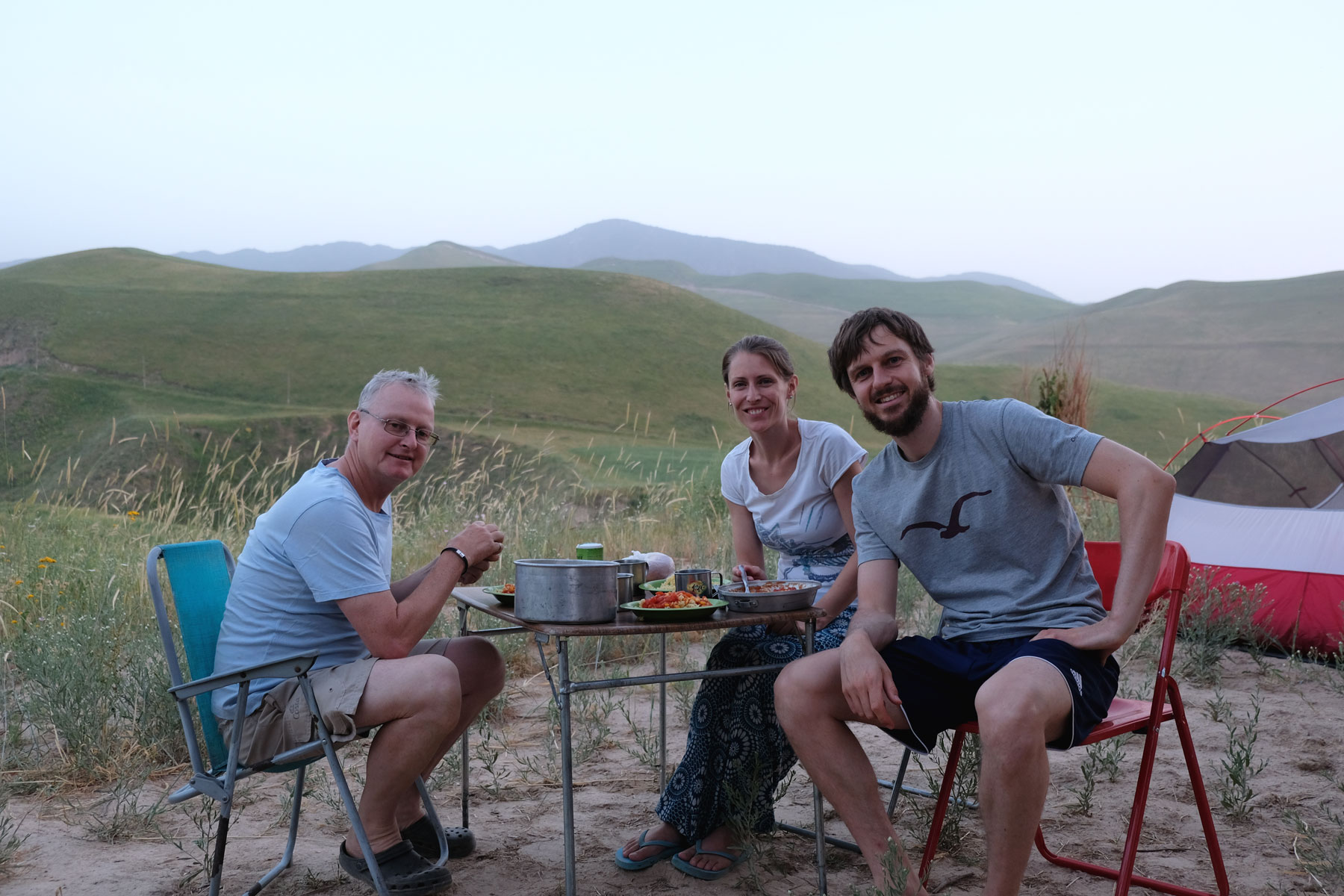 Thomas, Leo und Sebastian beim Abendessen im Freien.