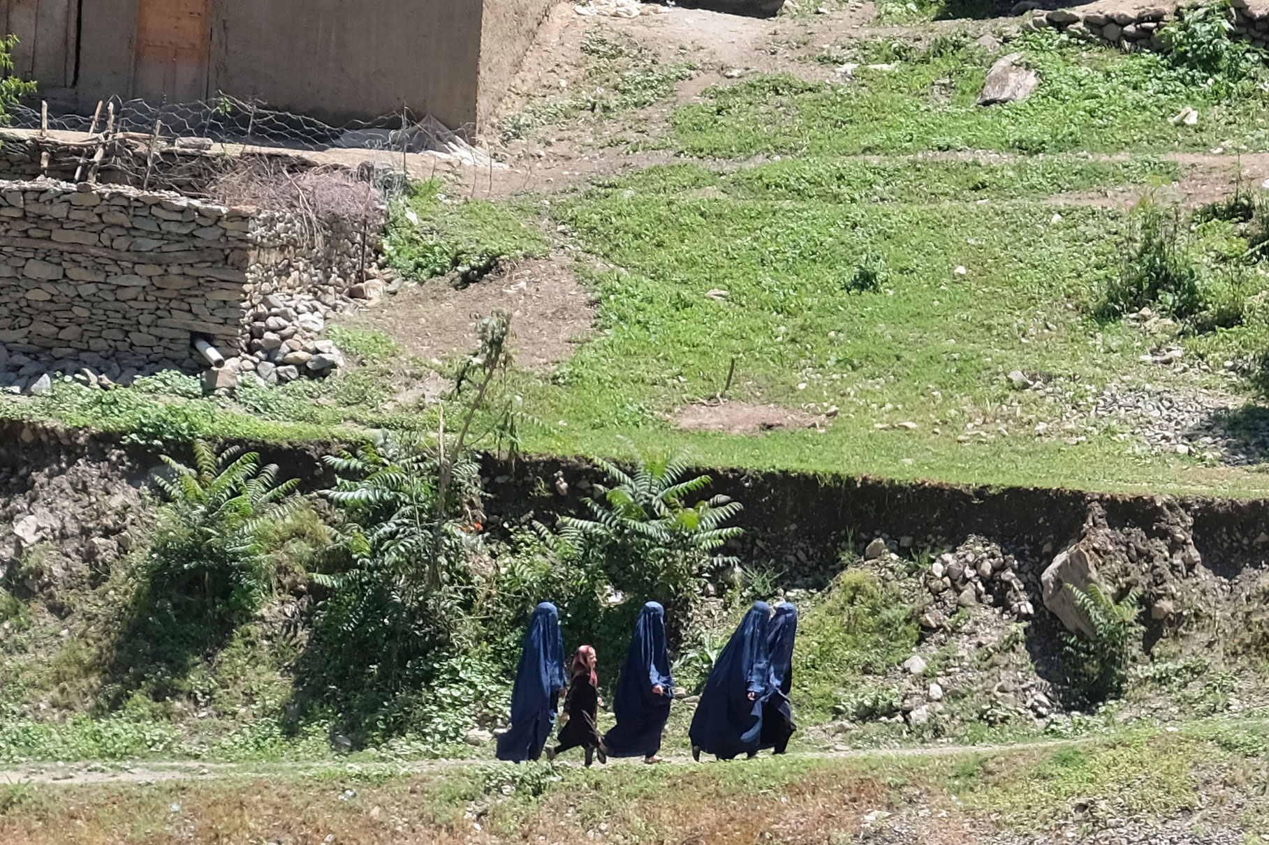 Afghanische Schulmädchen mit Burka bekleidet.