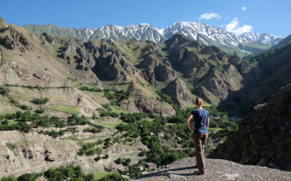 Leo blickt auf ein Dorf in Afghanistan