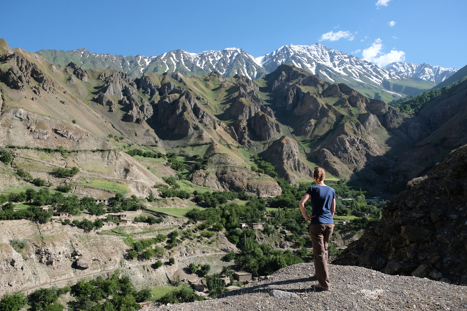 Leo blickt auf ein Dorf in Afghanistan