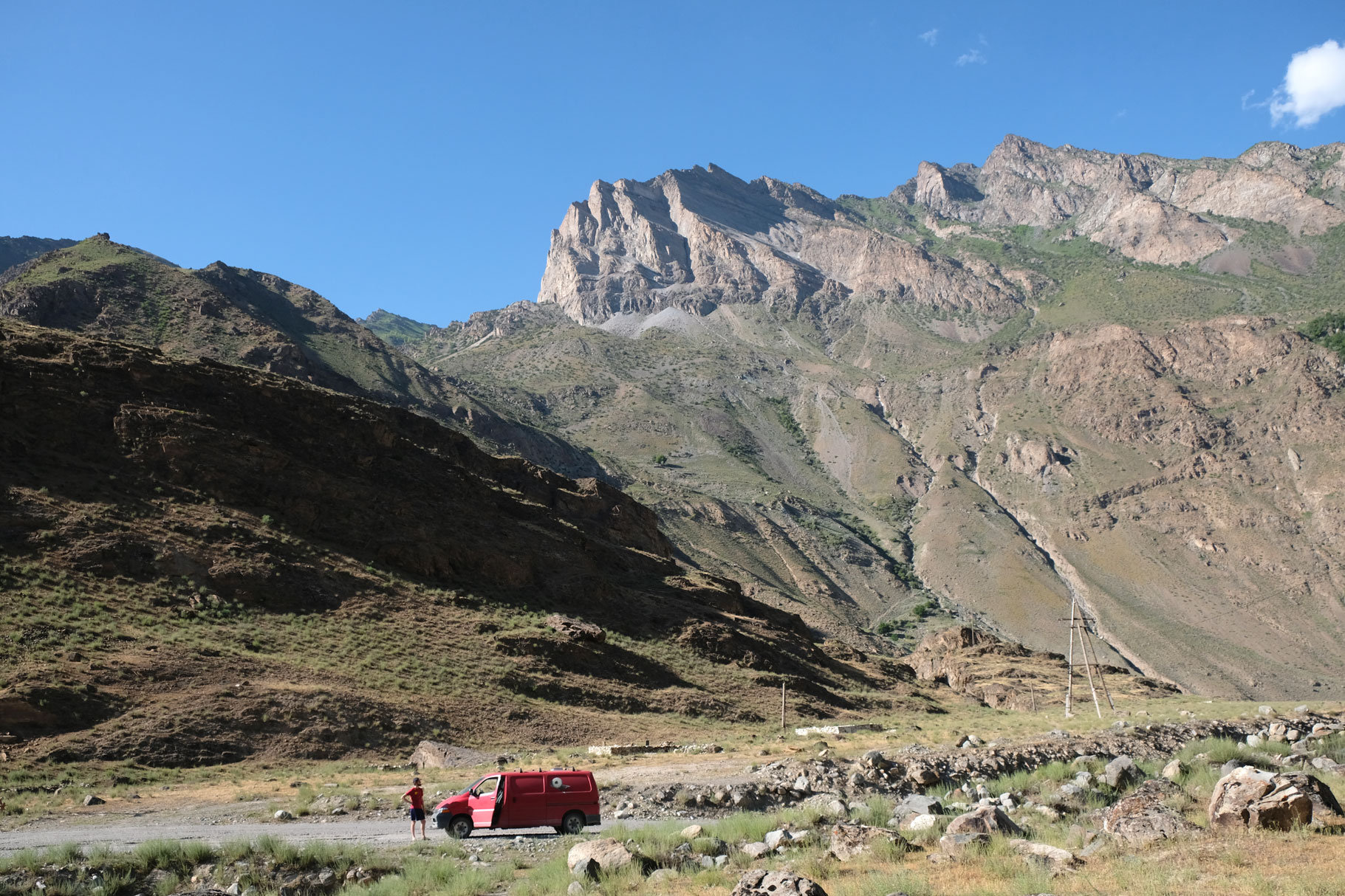 Sebastian neben einem roten Kleintransporter auf dem Pamir Highway.