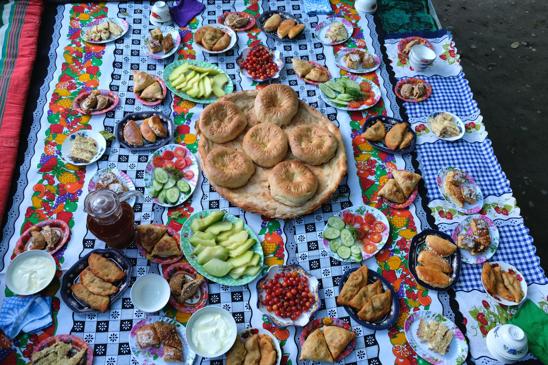 Ein reich gedeckter Tisch zum Fastenbrechenfest Iftar