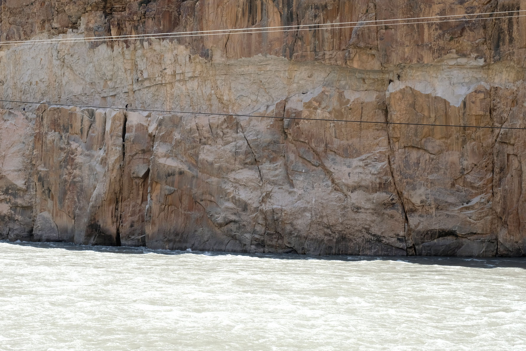 Eine Felswand am Panj Fluss.