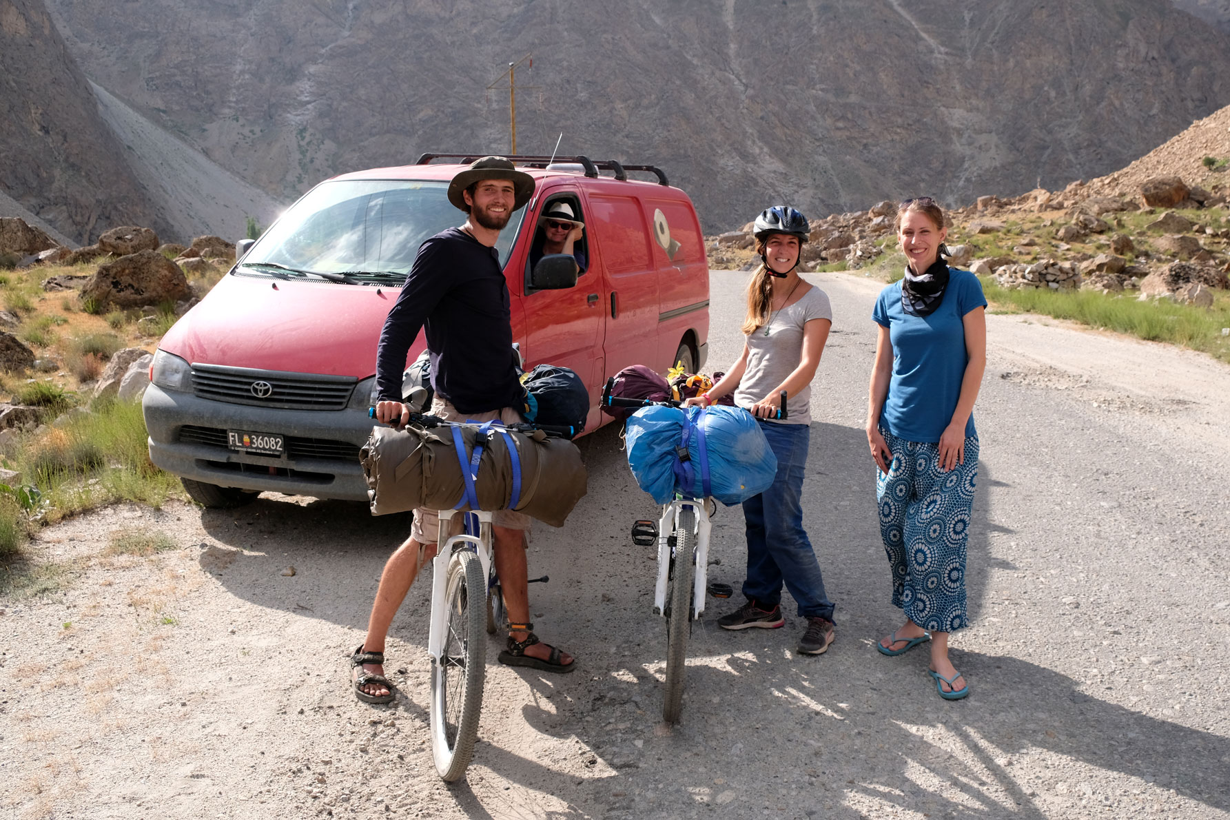 Leo neben zwei Radfahrern auf dem Pamir Highway.