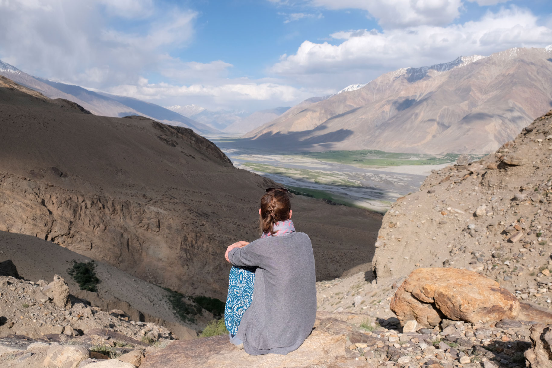 Leo sitzt vor dem Wakhan Valley.