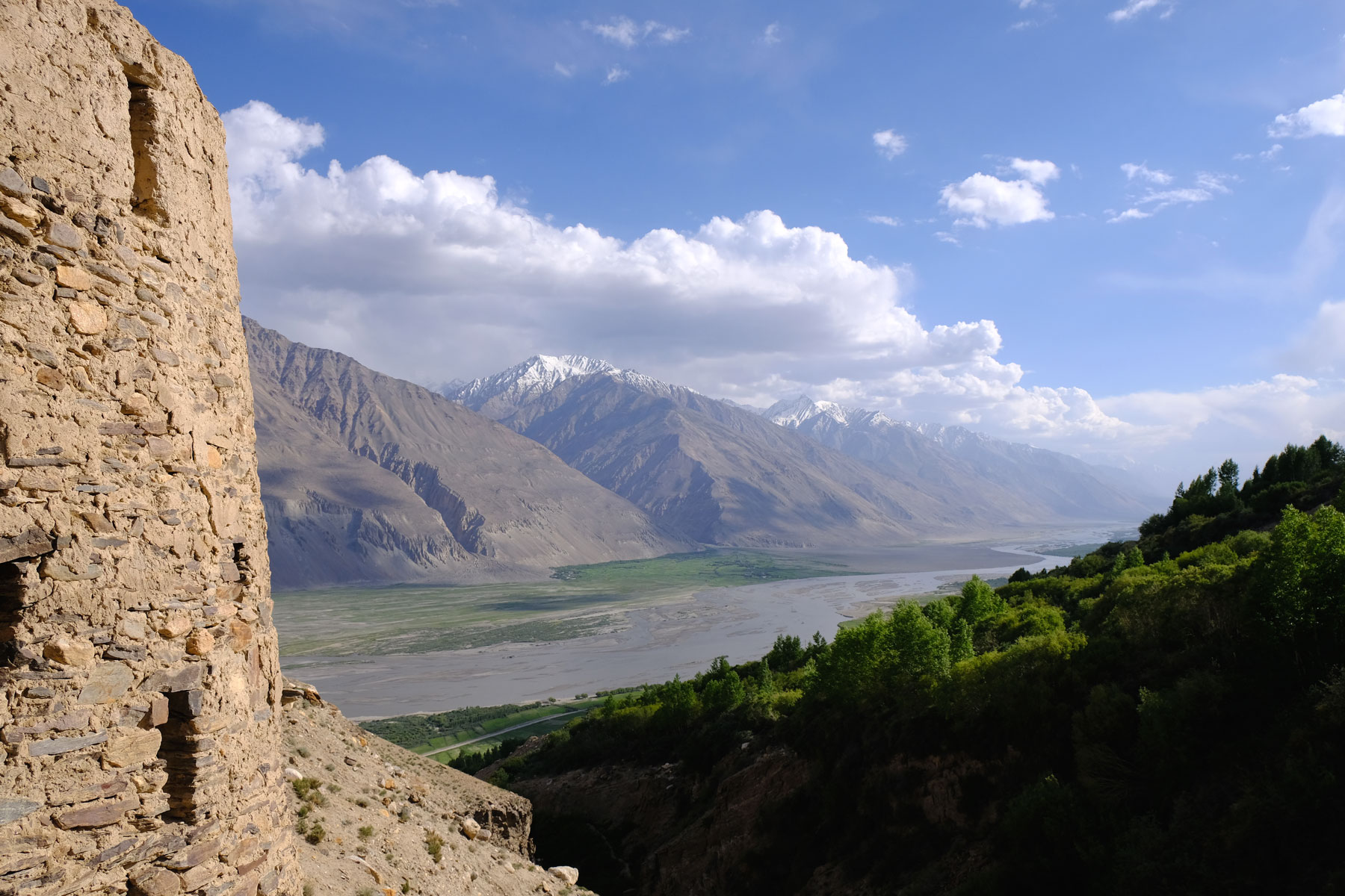 Ein Steinturm mit Blick auf den Panj Fluss im Wakhan Valley.