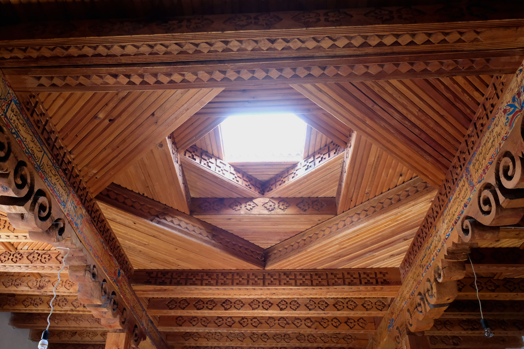 Holzdecke mit Fenster in einem Pamirhaus.