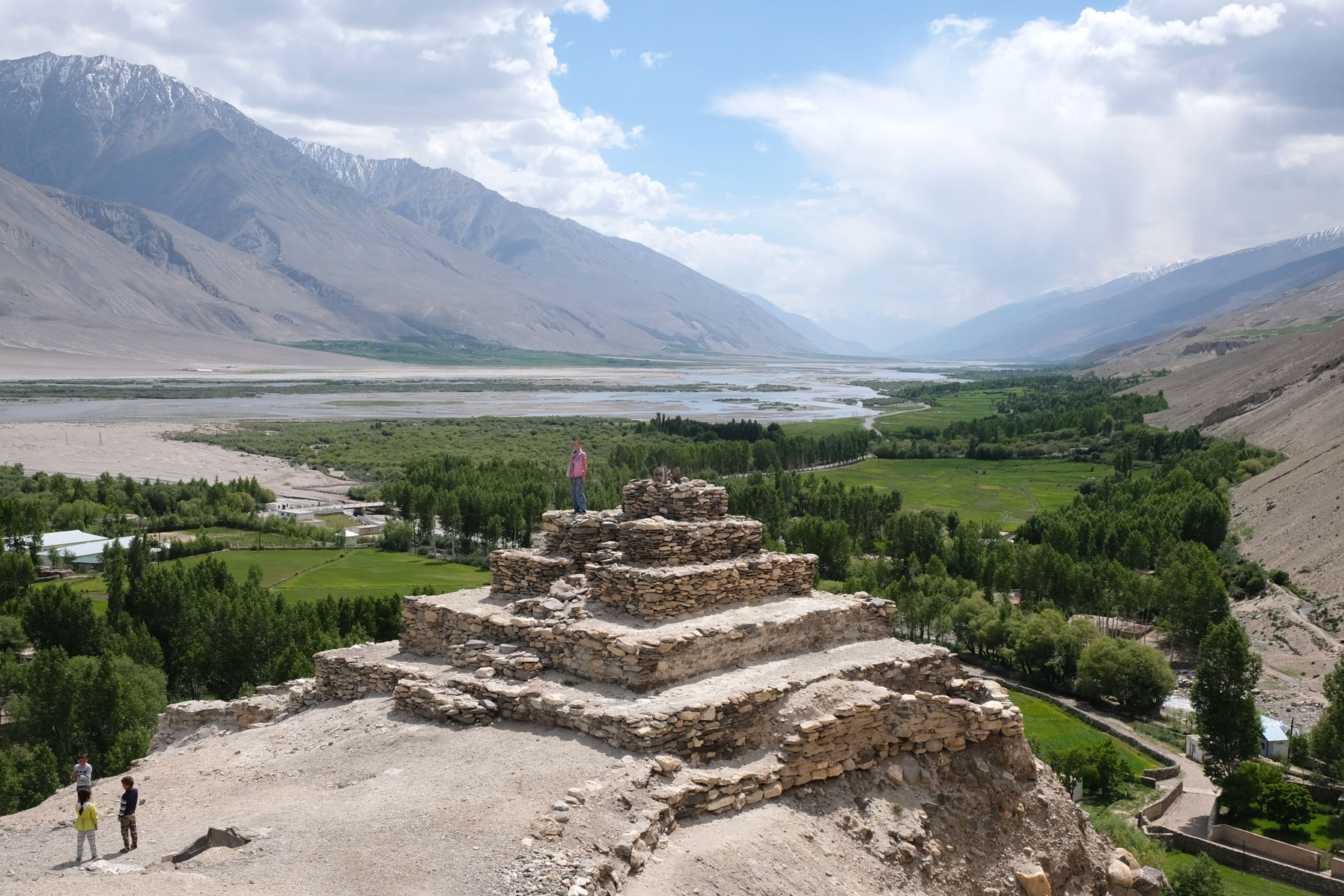 Leo auf der Stupa in Vrang mit Blick auf das Wakhan Valley.