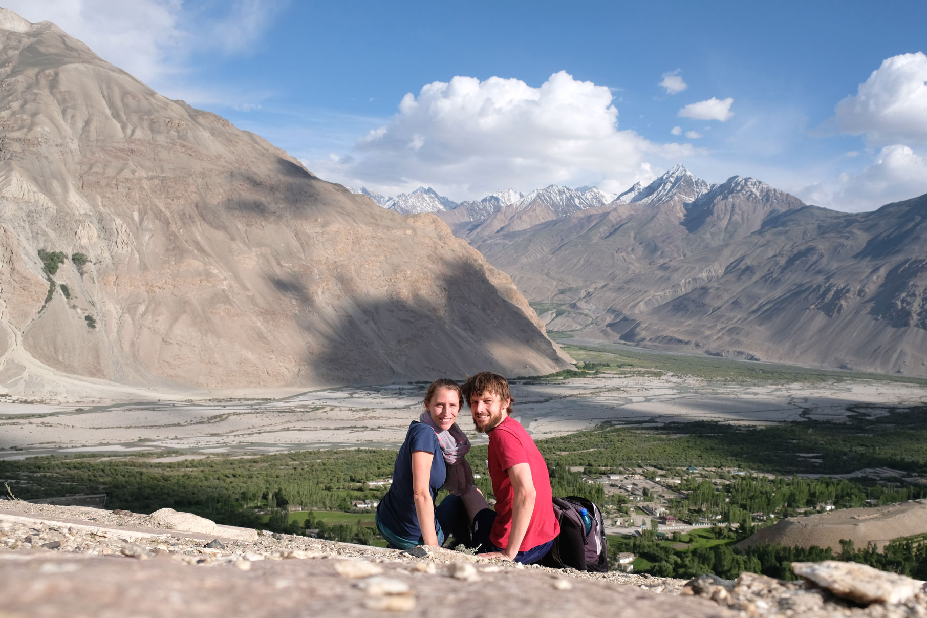 Leo und Sebastian schauen auf das Wakhan Valley im Pamirgebirge.