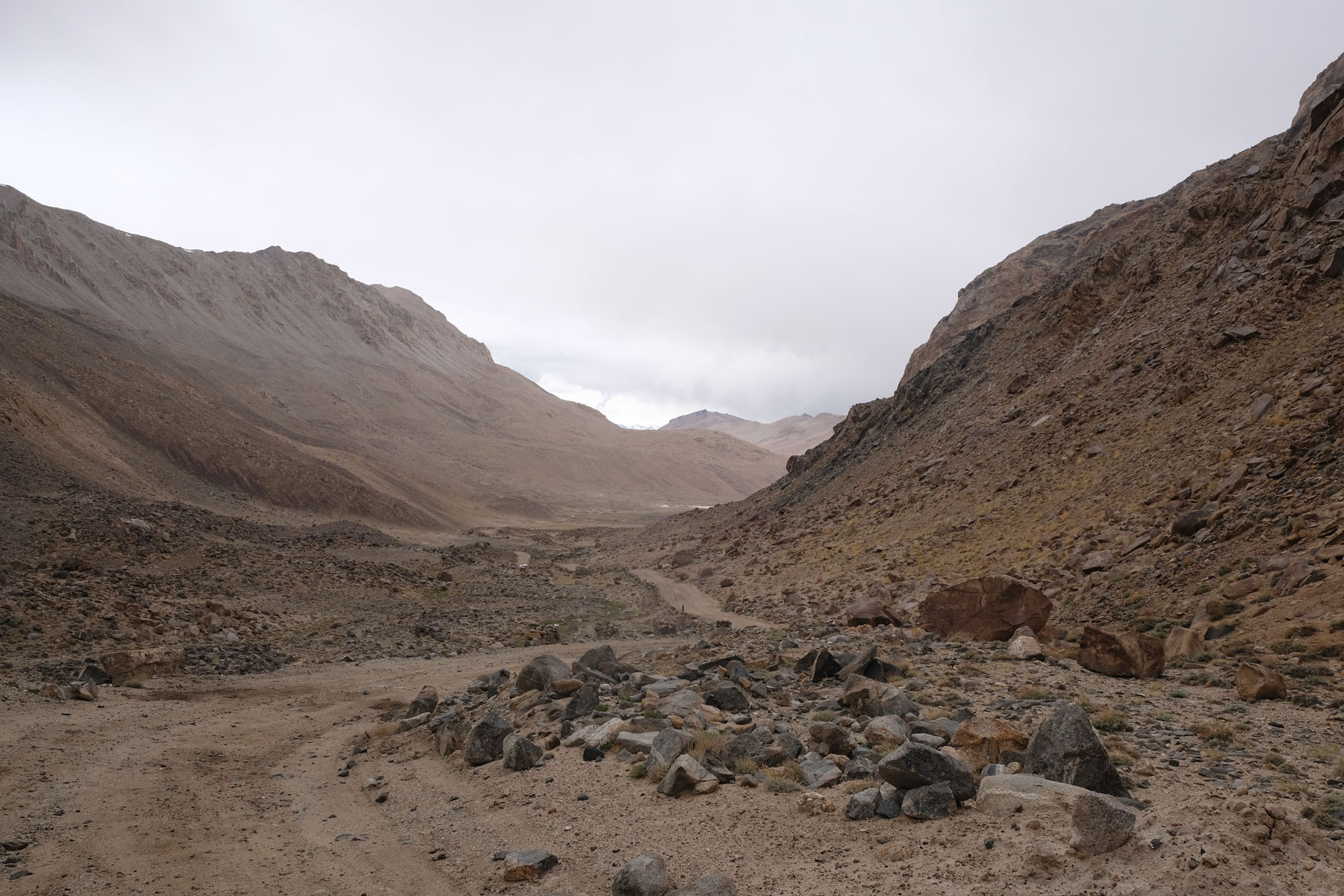 Geröllstraße auf dem Pamir Highway.