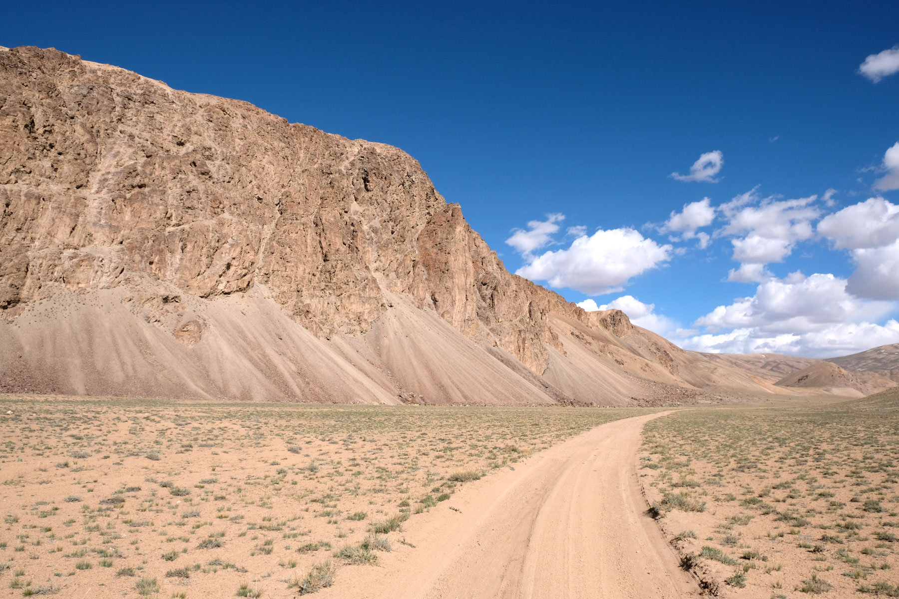 Schotterstraße auf dem Pamir Highway.