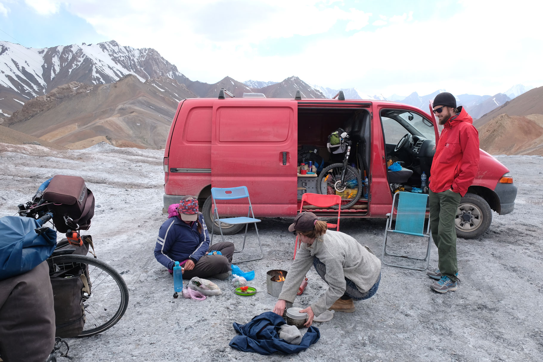 Picknick auf dem Ak Baital Pass.