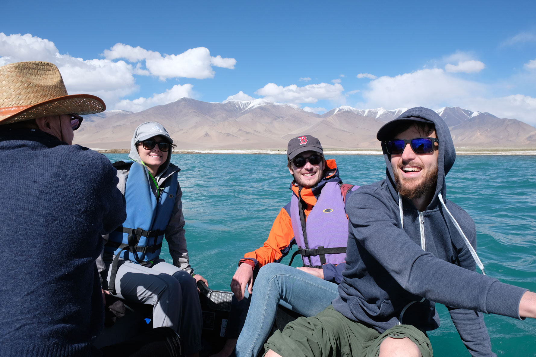 Sebastian, Thomas, Carola und Giacomo in einem Rudervoot auf dem Karakul See in Tadschikistan.