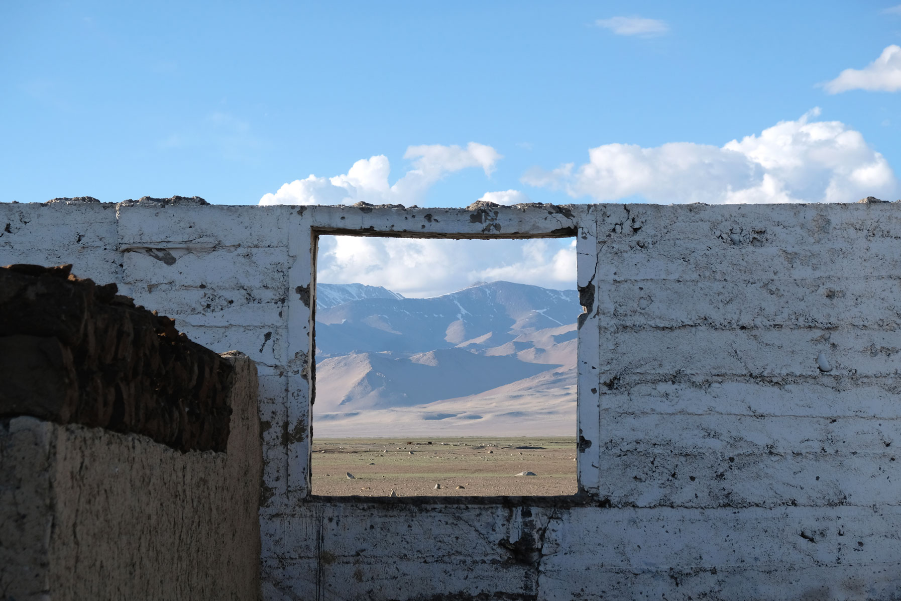 Ein Fenster mit Blick auf das Pamirgebirge.