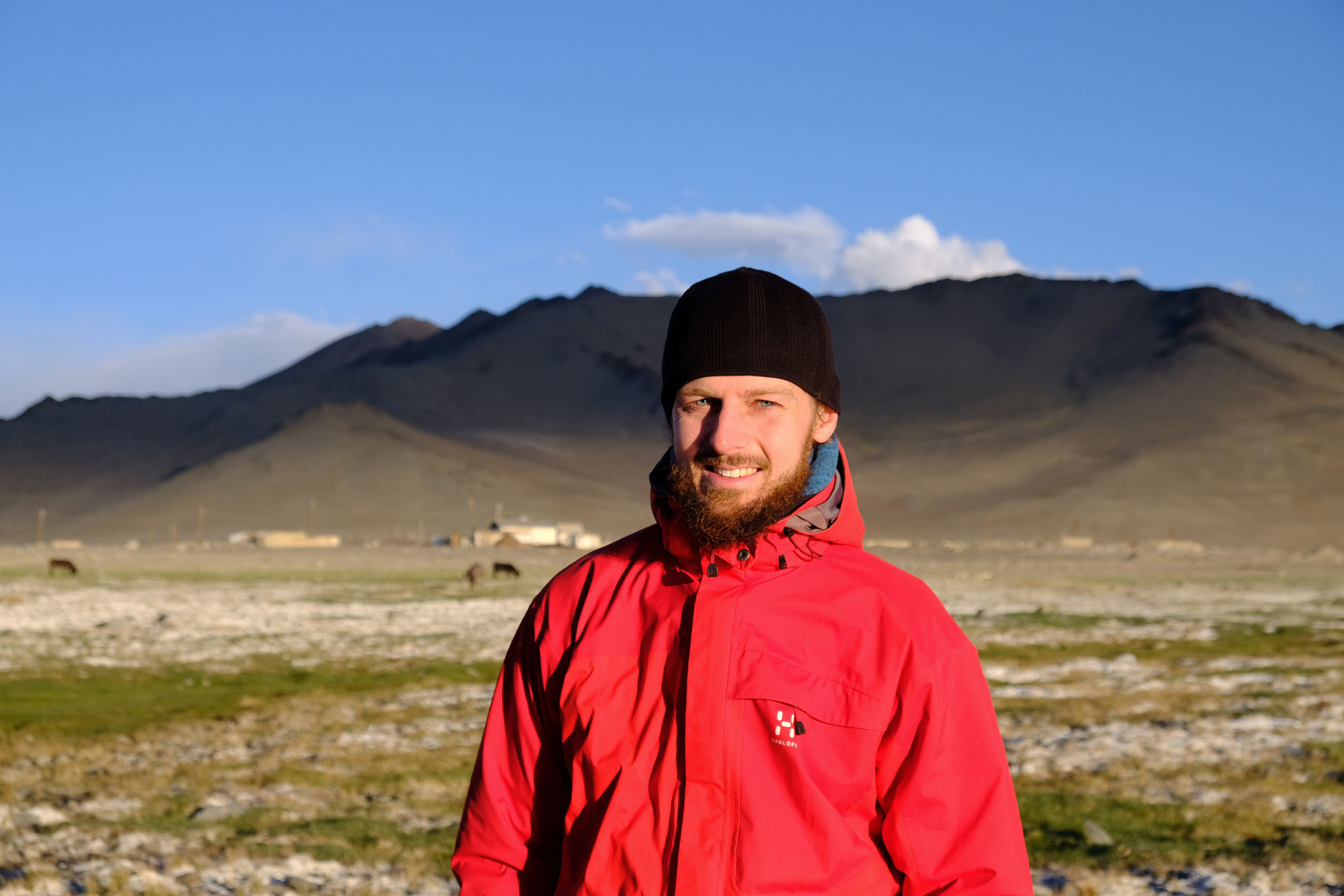 Sebastian in einer Berglandschaft.