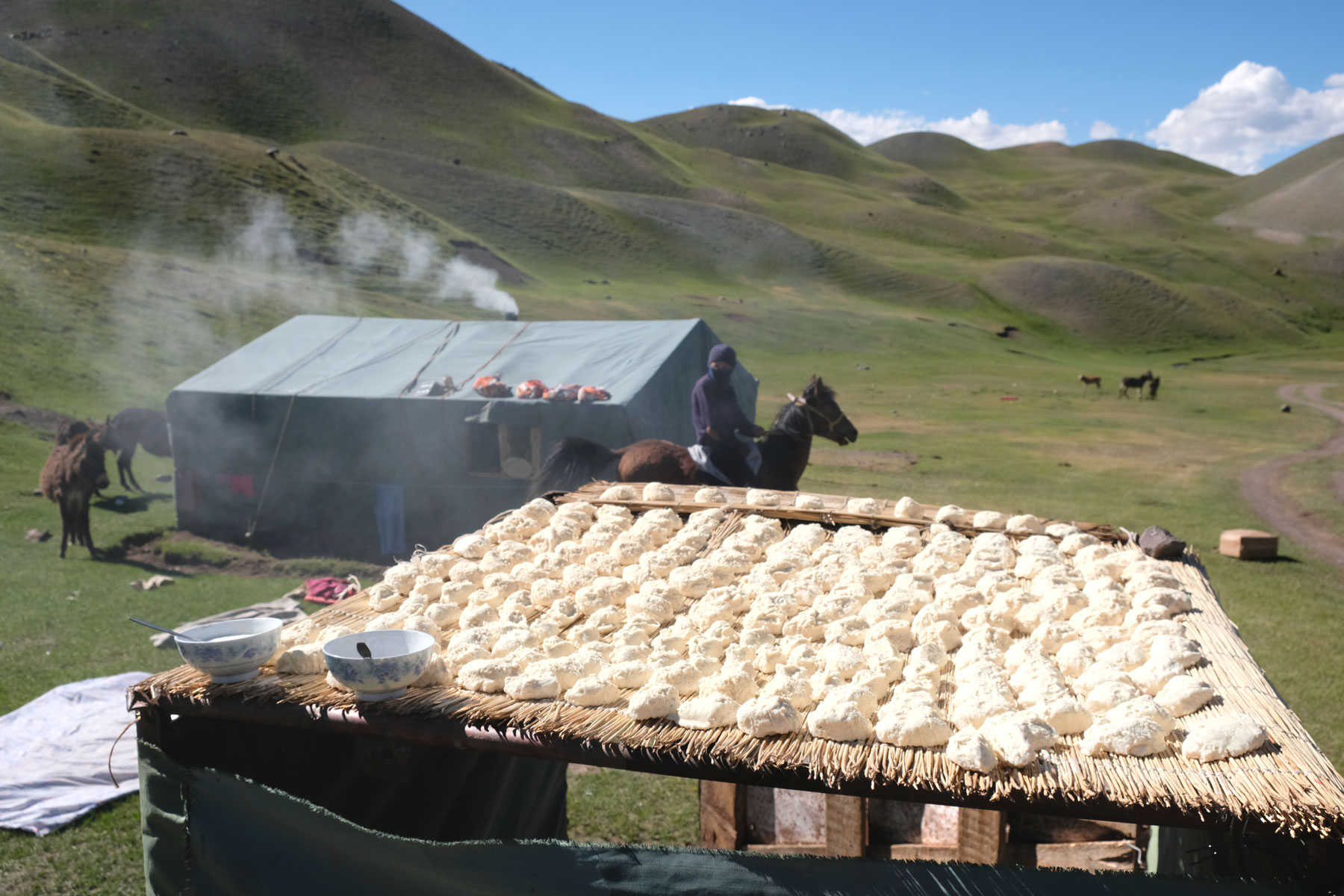 Auf dem Dach einer Hütte wird kirgisischer Käse getrocknet.