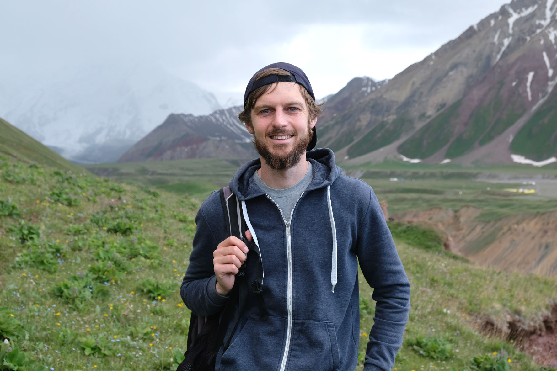 Sebastian vor dem in Wolken gehüllten Peak Lenin.