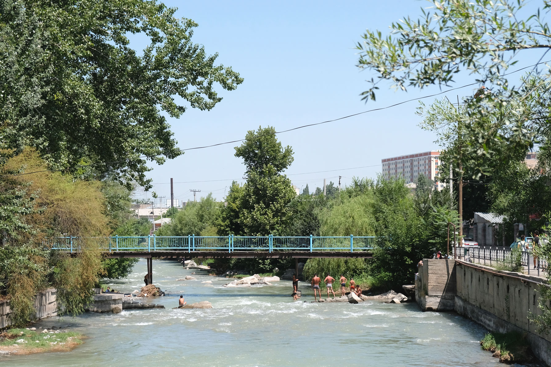 Menschen baden in einem Fluss.