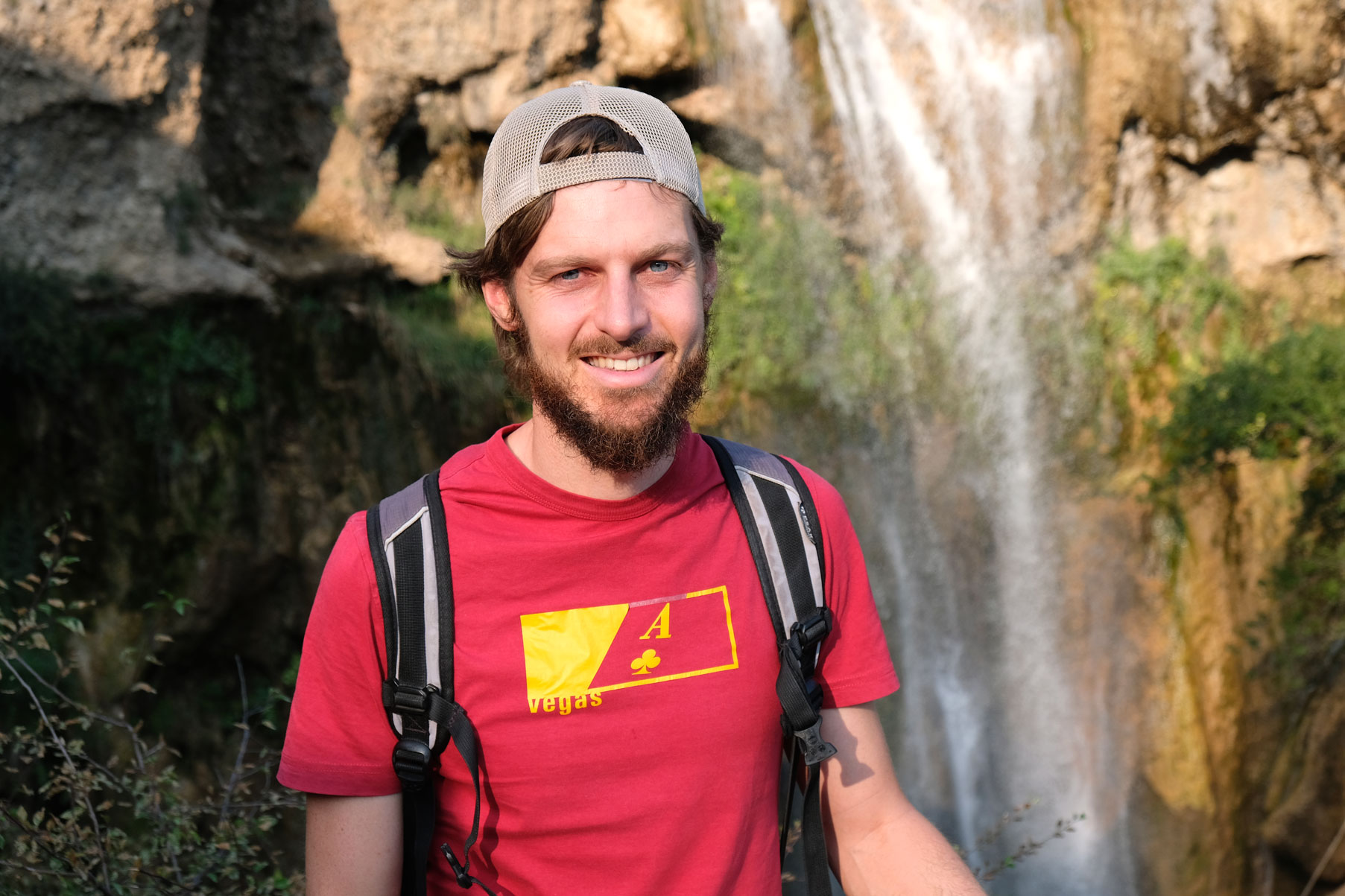 Sebastian vor dem "Kleinen Wasserfall" in Arslanbob.