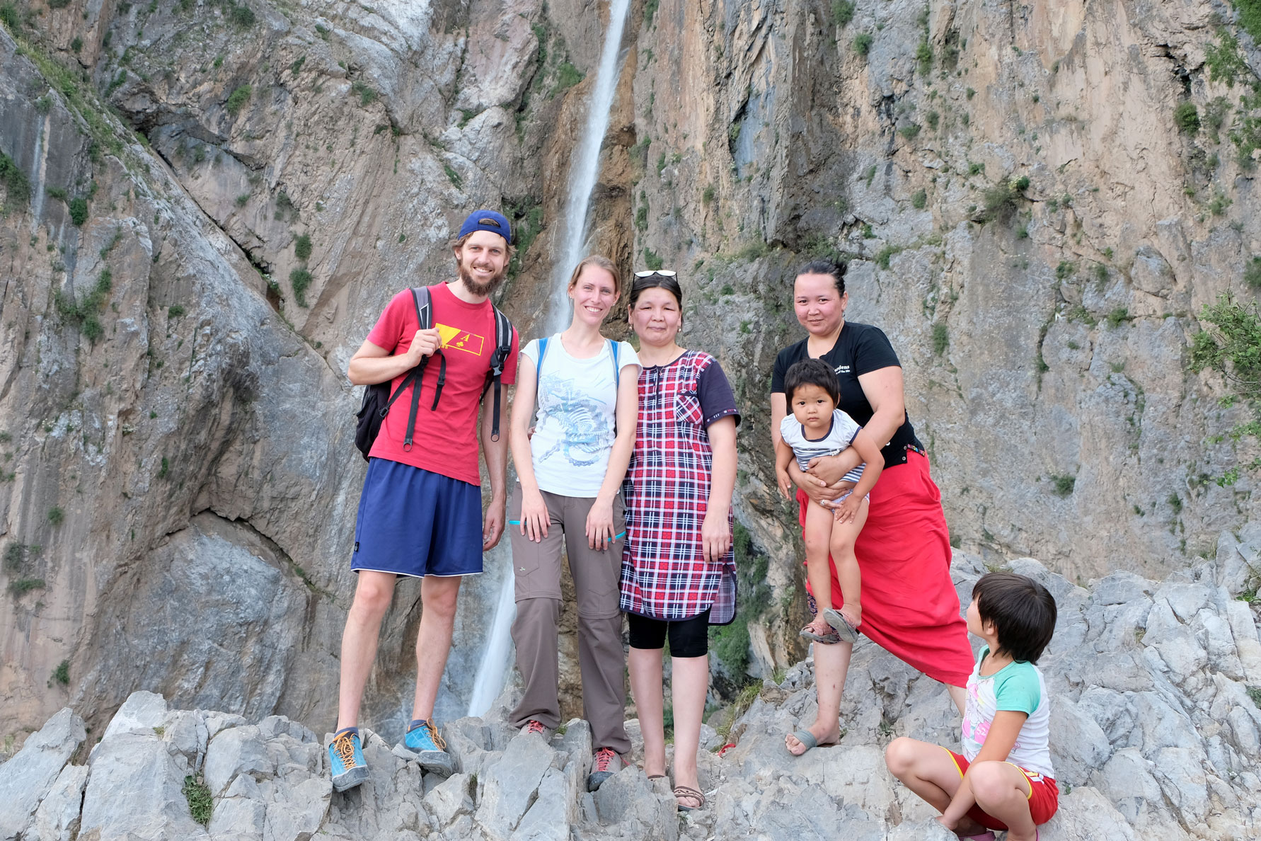Sebastian und Leo mit kirgisischen Frauen und Kindern vor dem großen Wasserfall in Arslanbob.
