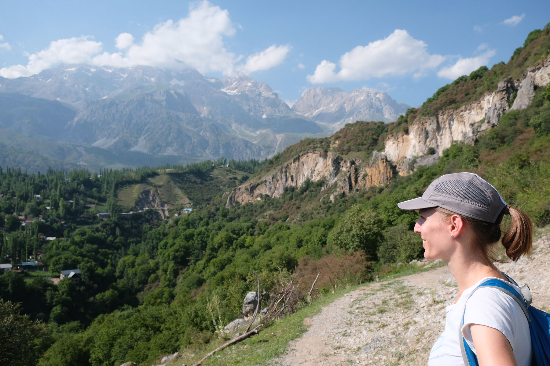 Leo blickt auf ein Bergpanorama.